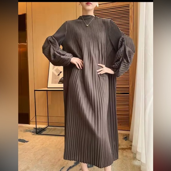 Elegant Brown Pleated Maxi Dress - Picture 3 of 5